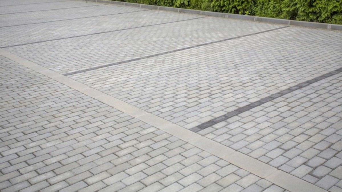 Leier Piazza térkő