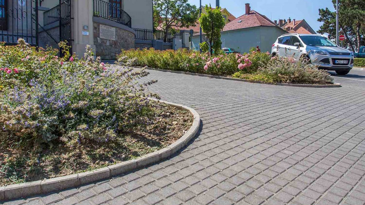 Leier Quadro térkő