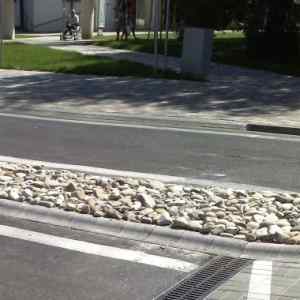 Semmelrock süllyesztett útszegély kopóréteggel